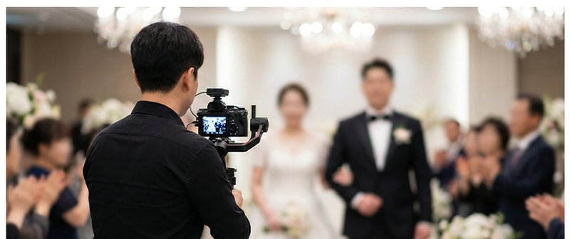 짐벌을 들고 결혼식 현장을 이동 촬영하는 모습